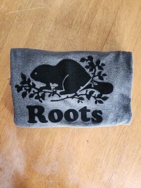 Roots Grey Logo T-Shirt | Black Flocked Beaver Graphic | Men's XS